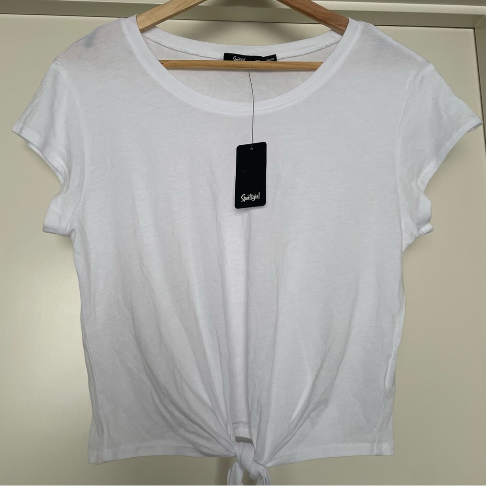Sportsgirl knot-tie top - cropped length 🤍
Quality 🤍 Staple White 🤍 NEW 💖 - Picture 2 of 6